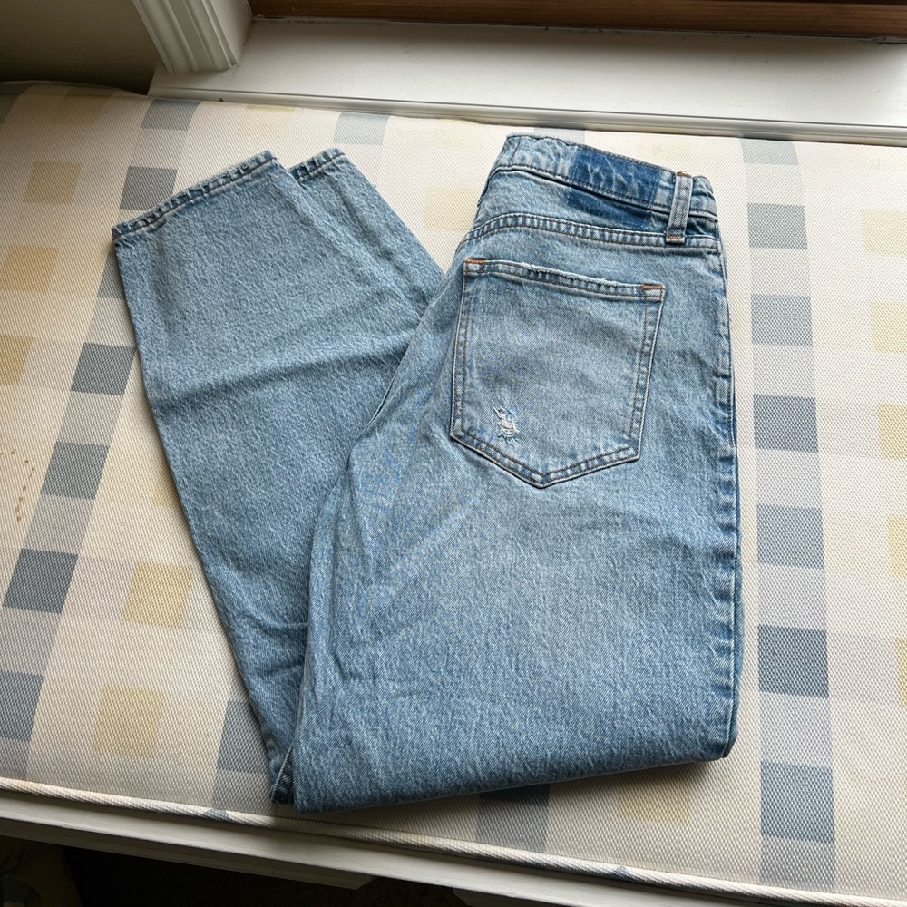NWOT - Abercrombie High Rise Mom Jeans in Medium, Size 28 - Picture 2 of 6